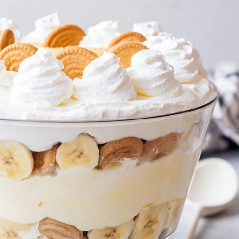 Chilled Southern Banana Pudding with soft cookies and ripe bananas nestled in rich vanilla custard, ready to serve cold.